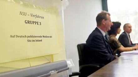 Mehrere Medien erwägen Klage gegen die Verlosung der Presseplätze für den NSU-Prozess.