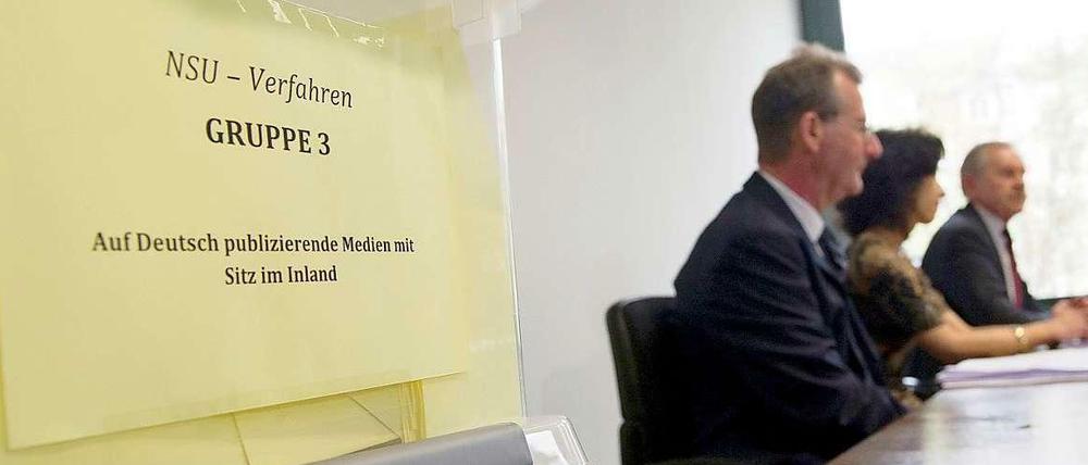Mehrere Medien erwägen Klage gegen die Verlosung der Presseplätze für den NSU-Prozess.