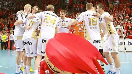 Ungarische Melancholie: Während Kiels Spieler feiern, trauert Veszprems Maskottchen dem verpassten Einzug ins Final Four der Handball-Champions-League nach.
