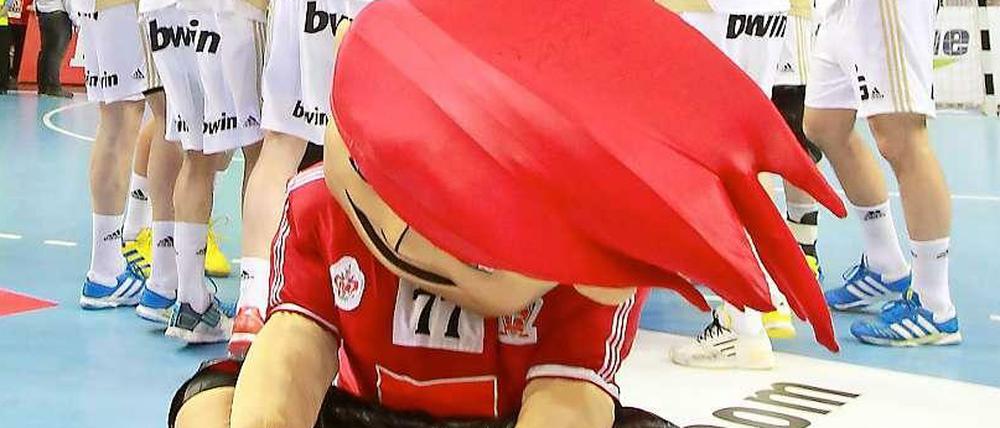 Ungarische Melancholie: Während Kiels Spieler feiern, trauert Veszprems Maskottchen dem verpassten Einzug ins Final Four der Handball-Champions-League nach.