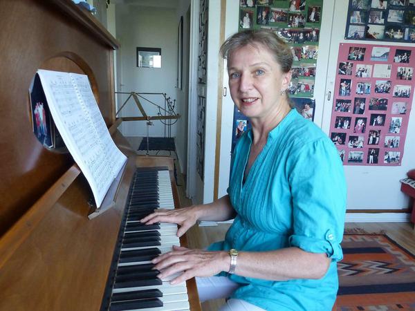 Warten auf eine Rückmeldung vom Amt: Musikschullehrerin Kati Albert am Klavier.