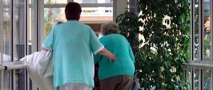 Eine Altenpflegerin begleitet eine Seniorin in einem Altenheim in Hannover.