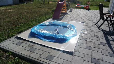 Das Foto vom 10.07.2015 zeigt einen beschädigten Pool in Münnerstadt (Bayern). Ein Serientäter schlitzt seit sechs Jahren in Nordbayern immer wieder im Sommer aufblasbare Schwimmbecken auf. Fast 40 Pools hat der Täter seit 2009 in Münnerstadt (Landkreis Bad Kissingen) und der Umgebung zerstört.