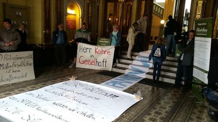 "Hinterzimmerpolitik", "Geiselhaft" - die Gegner der Bebauung der Elisabethaue protestieren im Rathaus Pankow.