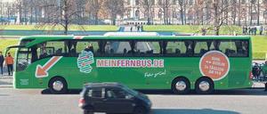 Schaukeln für Alt und Jung. Die Zielgruppe der Bus-Anbieter sind Menschen mit viel Zeit und wenig Geld – in erster Linie Studenten und Rentner.