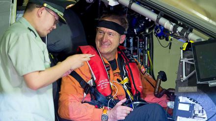 Passkontrolle. Vor dem Abflug zur Pazifiküberquerung im ostchinesischen Nanjing in der Nacht zu Sonntag musste Pilot André Borschberg seine Papiere vorweisen.