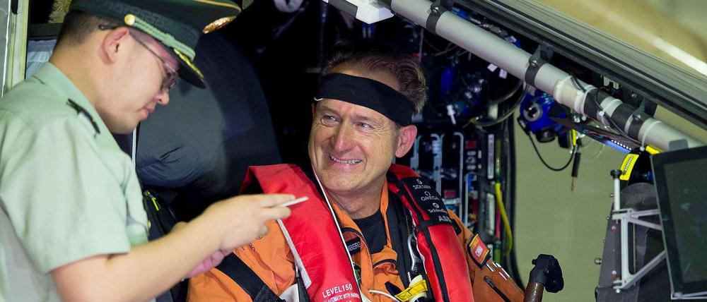 Passkontrolle. Vor dem Abflug zur Pazifiküberquerung im ostchinesischen Nanjing in der Nacht zu Sonntag musste Pilot André Borschberg seine Papiere vorweisen.
