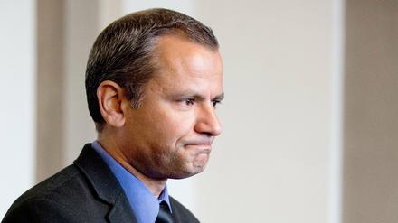 Der frühere SPD-Bundestagsabgeordnete Sebastian Edathy steht am 02.03.2015 im Landgericht in Verden (Niedersachsen). Mehr als 15 Monate nach dem Beginn des Parteiordnungsverfahrens gegen Sebastian Edathy will die zuständige SPD in Hannover am 01.06.2015 eine Entscheidung fällen.