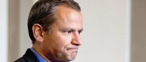 Der frühere SPD-Bundestagsabgeordnete Sebastian Edathy steht am 02.03.2015 im Landgericht in Verden (Niedersachsen). Mehr als 15 Monate nach dem Beginn des Parteiordnungsverfahrens gegen Sebastian Edathy will die zuständige SPD in Hannover am 01.06.2015 eine Entscheidung fällen.