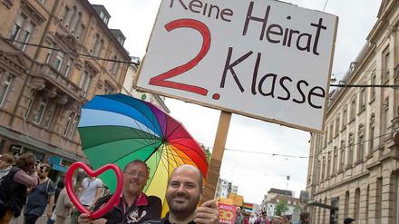 Schwule und Lesben fordern die Öffnung der Ehe für alle.