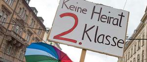 Schwule und Lesben fordern die Öffnung der Ehe für alle.