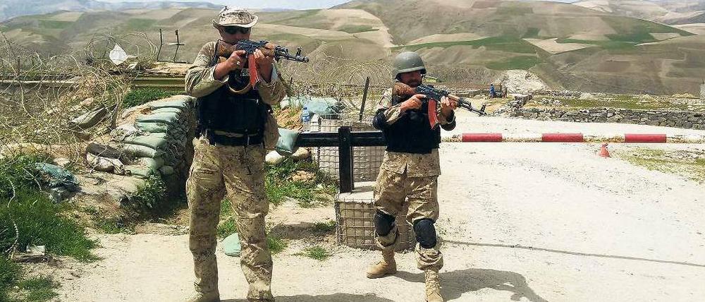 Bereit zur Verteidigung. Afghanische Regierungssoldaten halten wie an diesem Posten die Stellung. Aber die Angriffe der Taliban nehmen zu. 