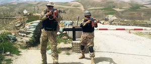 Bereit zur Verteidigung. Afghanische Regierungssoldaten halten wie an diesem Posten die Stellung. Aber die Angriffe der Taliban nehmen zu. 