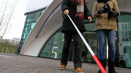 Blind durch die Stadt. Im letzten Jahr lud der Tagesspiegel Leser dazu ein, auszuprobieren, wie es sich für Menschen mit Behinderung anfühlt, sich durch die Stadt zu bewegen.