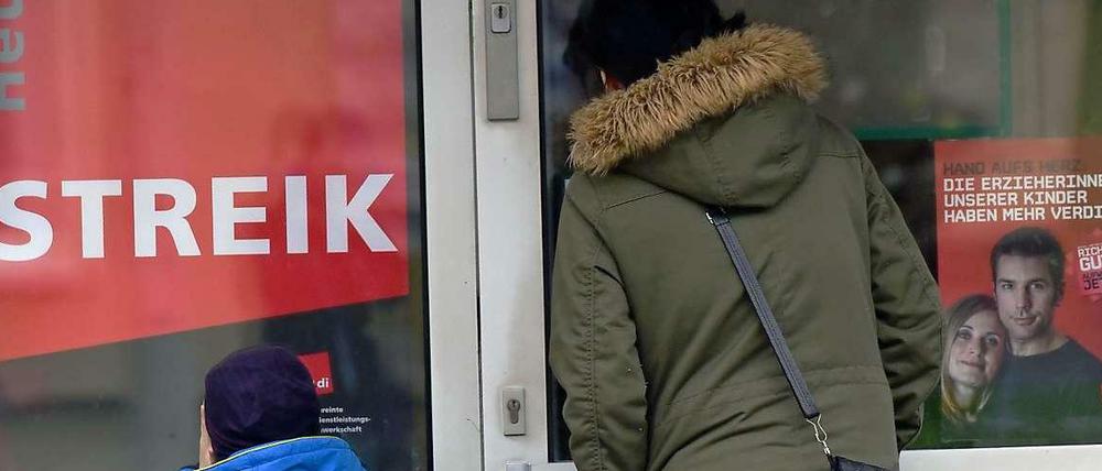 Vor verschlossener Türe stehen ab diesem Freitag viele, die ihr Kind in der Kita abgeben wollen.