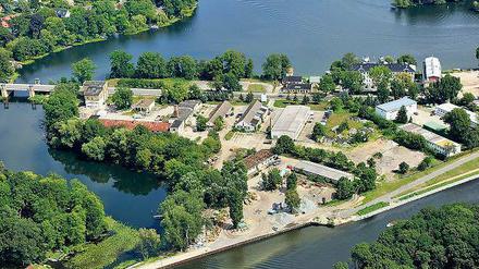 Neu Fahrland liegt am Jungfernsee, vorbei führt der Sacrow-Paretzer-Kanal. Hier wurden einst auch Frachtschiffe nach West-Berlin kontrolliert.