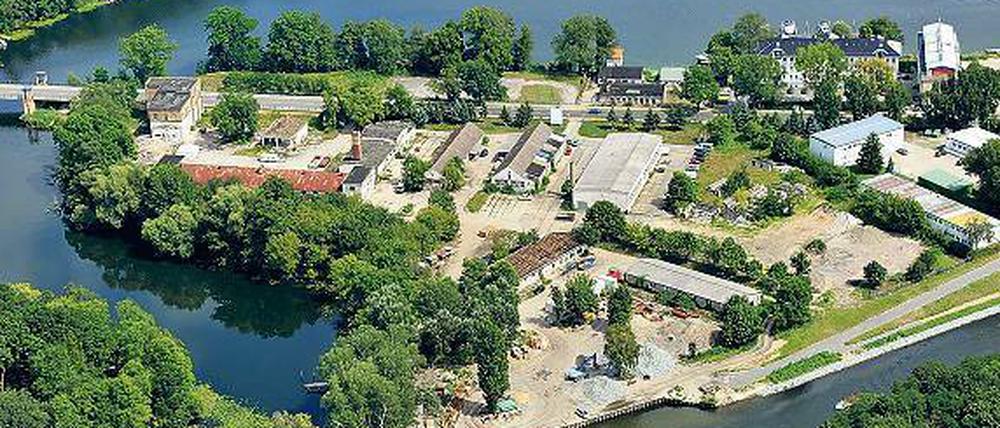 Neu Fahrland liegt am Jungfernsee, vorbei führt der Sacrow-Paretzer-Kanal. Hier wurden einst auch Frachtschiffe nach West-Berlin kontrolliert.