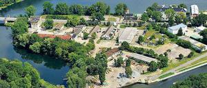 Neu Fahrland liegt am Jungfernsee, vorbei führt der Sacrow-Paretzer-Kanal. Hier wurden einst auch Frachtschiffe nach West-Berlin kontrolliert.