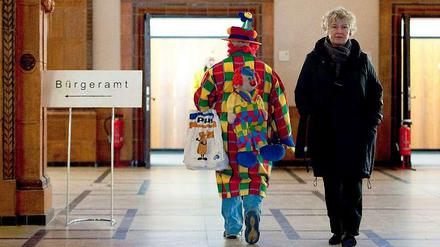 Kein Scherz: Die nächsten Termine bei den Bürgerämtern in den Berliner Bezirken (hier im Rathaus Schöneberg) gibt es erst zu Pfingsten.