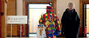 Kein Scherz: Die nächsten Termine bei den Bürgerämtern in den Berliner Bezirken (hier im Rathaus Schöneberg) gibt es erst zu Pfingsten.