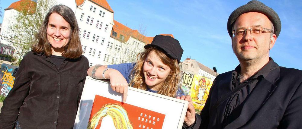 Soundcheck-Award-Verleihung an Kate Tempest (Mitte) durch Nadine Lange und Andreas Müller.