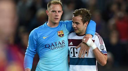 Zeigte sich nach dem 0:3 nur wenig betroffen: Mario Götze mit Barca-Torwart Marc-André ter Stegen.