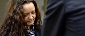 Beate Zschäpe, Hauptsangeklagte im NSU-Prozess, hat Probleme, ihre Schweigestrategie durchzuhalten.