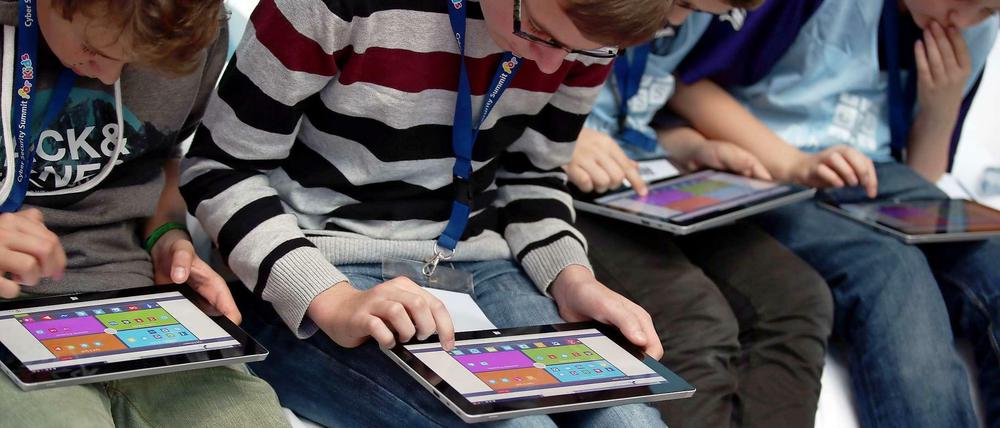 Früh übt sich. Wenn die Ansätze spielerisch und altersgerecht sind, können Kinder auch schon in der Grundschule mit digitalen Medien vertraut gemacht werden. 