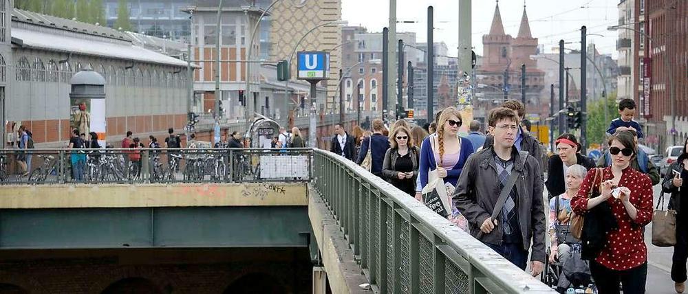 Auf dem Weg, allein, mittendrin: die tägliche Qual entlang der Baustelle am S-Bahnhof Warschauer Straße.