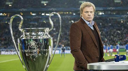 Wachhund. Oliver Kahn lässt den Pokal nicht mehr aus den Augen. 