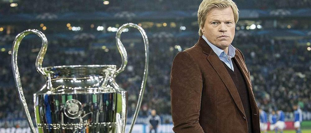 Wachhund. Oliver Kahn lässt den Pokal nicht mehr aus den Augen.