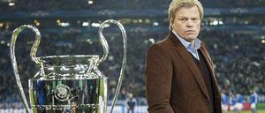 Wachhund. Oliver Kahn lässt den Pokal nicht mehr aus den Augen. 