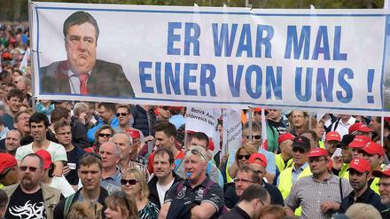 In Berlin demonstrierten Gewerkschafter gegen die geplante Klimaabgabe für alte Kohlekraftwerke. Sie fürchten um ihre Jobs in der Braunkohleförderung und -verstromung. 