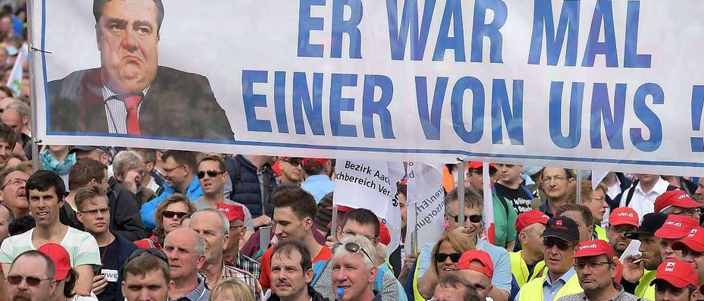 In Berlin demonstrierten Gewerkschafter gegen die geplante Klimaabgabe für alte Kohlekraftwerke. Sie fürchten um ihre Jobs in der Braunkohleförderung und -verstromung.
