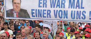 In Berlin demonstrierten Gewerkschafter gegen die geplante Klimaabgabe für alte Kohlekraftwerke. Sie fürchten um ihre Jobs in der Braunkohleförderung und -verstromung.