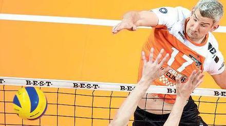 Anlauf. Rob Bontje (rechts) zeigte im zweiten Finalspiel der Berlin Volleys vor allem seine Stärken beim Block. In dieser Szene schlägt er den Ball am Friedrichshafener Baptiste Geiler vorbei. Die Berliner glichen in der Finalserie zum 1:1 aus.