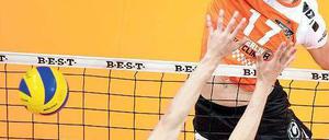 Anlauf. Rob Bontje (rechts) zeigte im zweiten Finalspiel der Berlin Volleys vor allem seine Stärken beim Block. In dieser Szene schlägt er den Ball am Friedrichshafener Baptiste Geiler vorbei. Die Berliner glichen in der Finalserie zum 1:1 aus.