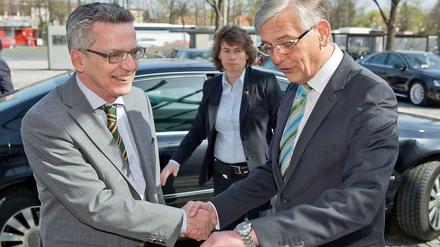 BAMF-Präsident Manfred Schmidt (rechts), Dienstherr Thomas de Maizière