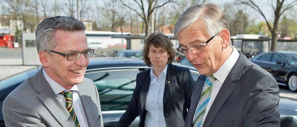 BAMF-Präsident Manfred Schmidt (rechts), Dienstherr Thomas de Maizière