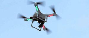 Eine mit einer Kamera bestückte Drohne. 