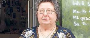 Renate Stahn, 67, räumt ihre Zoohandlung in Prenzlauer Berg.