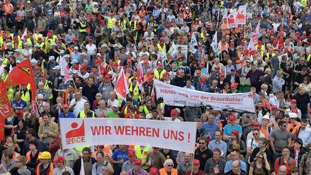 Rund 15.000 Menschen, vor allem Kohlearbeiter, demonstrierten im Regierungsviertel gegen die von Wirtschaftsminister Sigmar Gabriel geplante Klimaabgabe für ältere Kraftwerke.