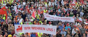 Rund 15.000 Menschen, vor allem Kohlearbeiter, demonstrierten im Regierungsviertel gegen die von Wirtschaftsminister Sigmar Gabriel geplante Klimaabgabe für ältere Kraftwerke.