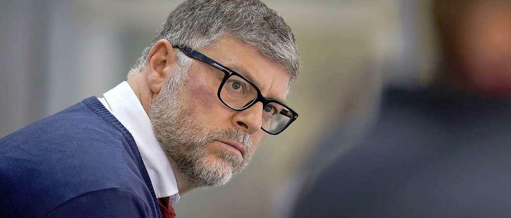 Eindeutige Mimik. Bundestrainer Pat Cortina gehen die guten Spieler aus.