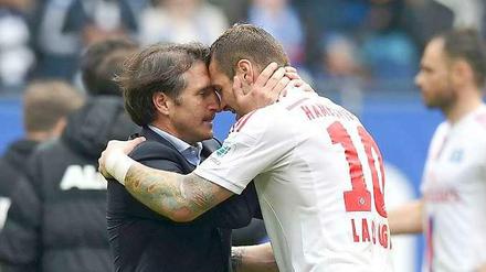 Lass dich drücken: HSV-Trainer Bruno Labbadia bedankt sich auf seine Weise beim doppelten Torschützen Pierre-Michel Lasogga