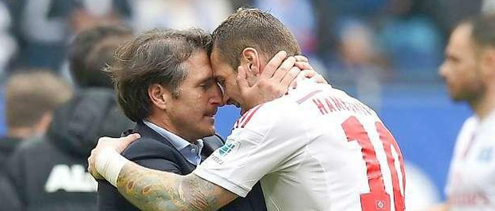 Lass dich drücken: HSV-Trainer Bruno Labbadia bedankt sich auf seine Weise beim doppelten Torschützen Pierre-Michel Lasogga