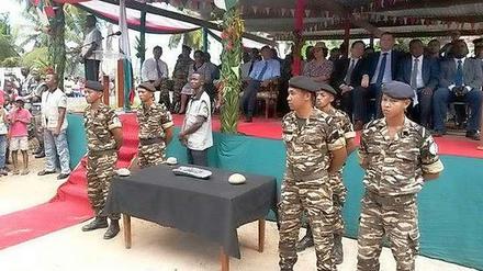 Das Militär in Madagaskar steht neben dem 50 Kilogramm schweren Silberbarren, der aus einem Schiffswrack gehoben wurde. 