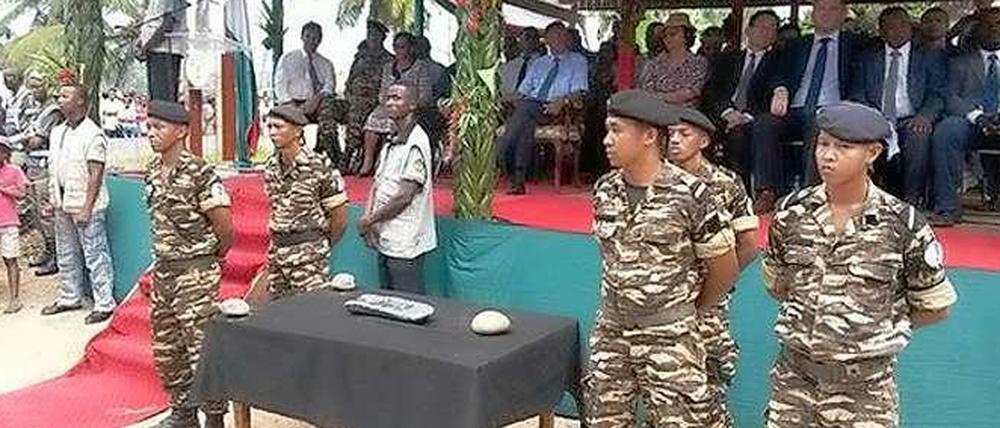 Das Militär in Madagaskar steht neben dem 50 Kilogramm schweren Silberbarren, der aus einem Schiffswrack gehoben wurde. 