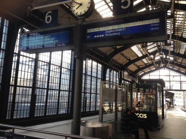 Viele haben lieber komplett umgeplant: Trotz 20-Minuten-Takt ist auf dem Bahnsteig der S-Bahn an der Friedrichstraße wenig los.