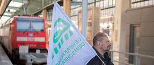 Streikender Gewerkschafter, still stehender Zug. Noch bis 21 Uhr dauert der Bahnstreik.